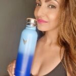 Navina Bole Instagram - Hydration is the key to good health! And the motivation to hydrate becomes so much stronger when you have a water bottle this beautiful, durable, and portable!! And the cherry on the cake is you stand a chance to win a 4 day luxury stay cation on buying these limited edition water bottles from @harve.in They have just 1000 exclusive pieces of this beauty available, so grab yours before it's too late! @harve.in Use my code NAVINA5 to get a straight 5% discount on your purchase 🩵💙 #newpost #newpics #instapost #instapics📷 #hydrate #waterbottle #exclusive #limitededition #fitnessmotivation #healthyhabits #fitnessaddict #fitness #keephustling #explorepage #explore #navinabole #hurryup #dontmissout #harve #nomondayblues #positivevibes