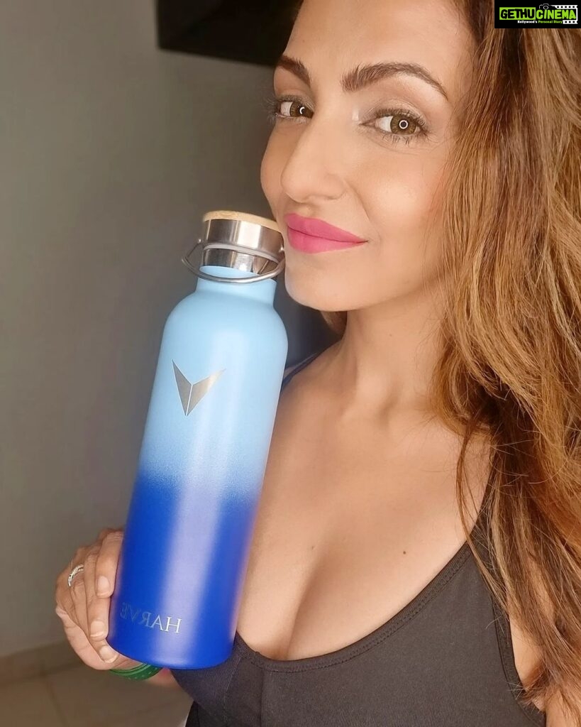 Navina Bole Instagram - Hydration is the key to good health! And the motivation to hydrate becomes so much stronger when you have a water bottle this beautiful, durable, and portable!! And the cherry on the cake is you stand a chance to win a 4 day luxury stay cation on buying these limited edition water bottles from @harve.in They have just 1000 exclusive pieces of this beauty available, so grab yours before it's too late! @harve.in Use my code NAVINA5 to get a straight 5% discount on your purchase 🩵💙 #newpost #newpics #instapost #instapics📷 #hydrate #waterbottle #exclusive #limitededition #fitnessmotivation #healthyhabits #fitnessaddict #fitness #keephustling #explorepage #explore #navinabole #hurryup #dontmissout #harve #nomondayblues #positivevibes