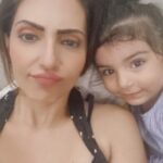 Navina Bole Instagram - How much she tangs me and how much I love it!!😜😍🩷 #reelsinstagram #reeloftheday #reelitfeelit #funny #funnyreels #cutest #cute #kimaayra #mummasgirl❤️ #mylilprincess #mylittlebiggirl #myworld #instareelsindia❤️ #newreels #mummadaughter #team #timepass #loveher #themost #explorepage #explore #navinabole #thursday #positivevibes #bffs Happy Place