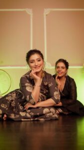 Neha Marda Instagram - Chandrayaan 3 carries the pride of all the Indians to Moon with it 🌙🇮🇳 

This video is a tribute to Team ISRO for their magnificent efforts on Project Chandrayaan 3 #proudindians 
.
.
Wearing @indianweddingsaree 
makeup& hair @varshathapa_makeup_hair 
📍@s3.mumbai
.
.
#chandrayaan3 #isro #indians #moon #southpole #nehamarda #sittingchoreography