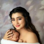 Neha Marda Instagram - with my tiny miracle ✨ #babyanaya @anaya_.agrawal #nehamarda #mommy #mommylife