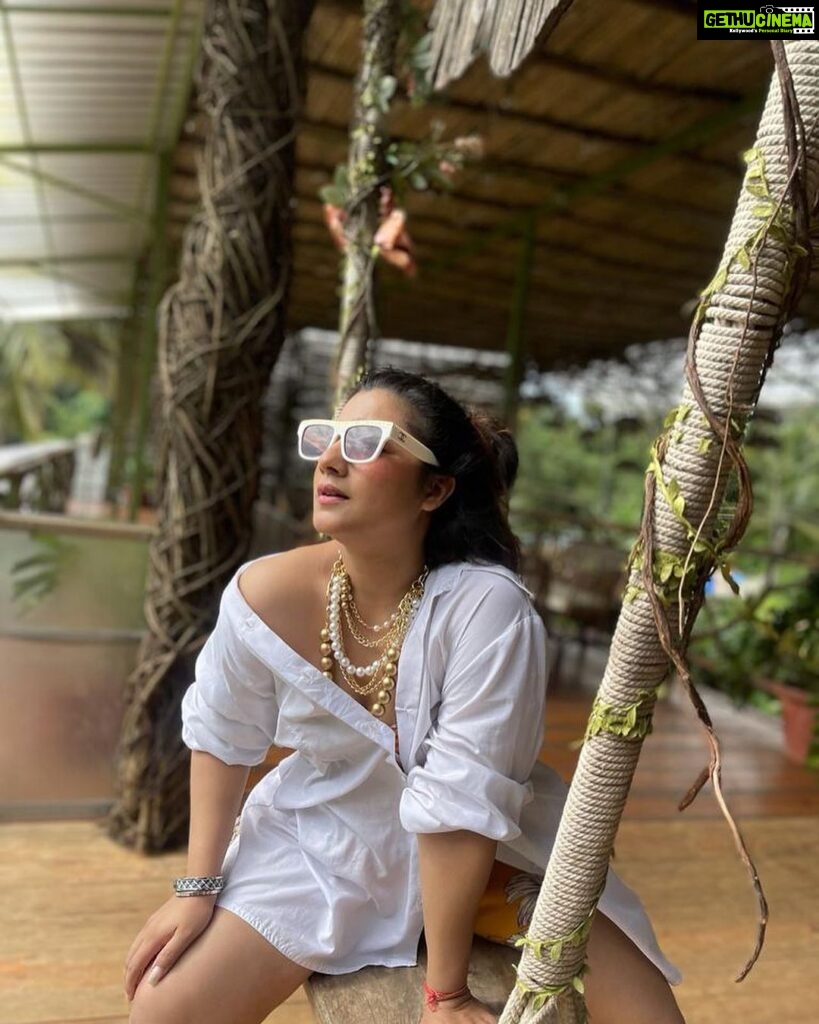 Neha Marda Instagram - Life is all about Balance. You don’t always need to be getting stuff done sometimes it’s perfectly okay and absolutely necessary to relax , kick back and do nothing. #nehamarda #goa #vacationmode #mommy #mommylife