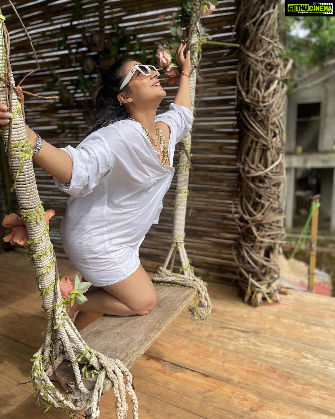Neha Marda Instagram - Life is all about Balance. You don’t always need to be getting stuff done sometimes it’s perfectly okay and absolutely necessary to relax , kick back and do nothing. #nehamarda #goa #vacationmode #mommy #mommylife