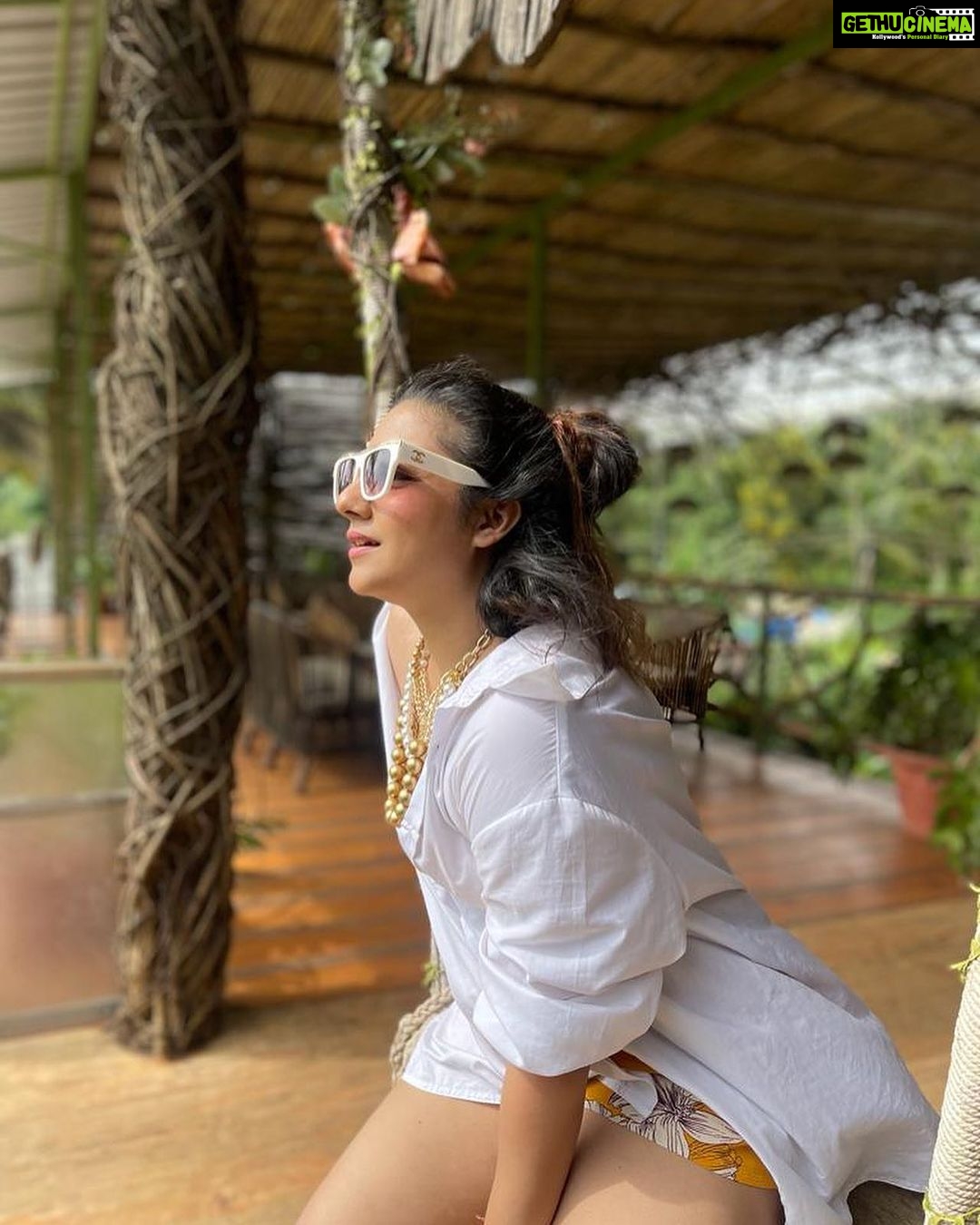 Neha Marda Instagram - Life is all about Balance. You don’t always need to be getting stuff done sometimes it’s perfectly okay and absolutely necessary to relax , kick back and do nothing. #nehamarda #goa #vacationmode #mommy #mommylife