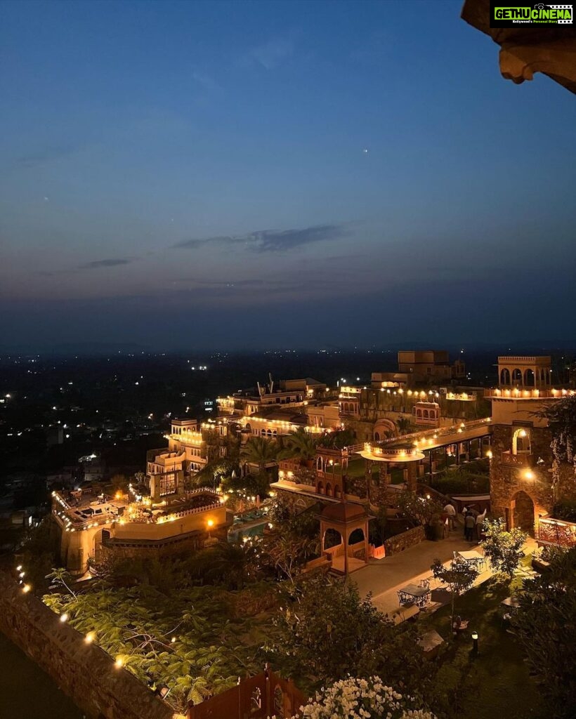 Nimrit Kaur Ahluwalia Instagram - flexin’ in @_huemn on a starry breezy night for mum’s beeday 🌙 🌠 Neemrana Fort Palace,Rajasthan
