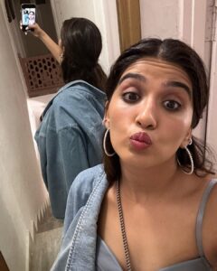 Nimrit Kaur Ahluwalia Instagram - flexin’ in @_huemn on a starry breezy night for mum’s beeday 🌙 🌠