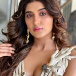 Nimrit Kaur Ahluwalia Instagram - A big thank you for all the love 🫶🏼 #zihaalemiskin #trendingallover @javedmohsin_official @shreyaghoshal @vishalmishraofficial @rohittt_09_ @kunaalvermaa @vyrloriginals @dhruwal.patel @jigarmulani @the2studios Styled By: @natashaabothra With: @mausmi_mitra_ @_alishamistry_ Intern: @viiddz Outfit: @ahummingway @ahummingwayatelier Rings & Bangles: @diora.india Shoes: @augusthaofficial MakeUp By: @amitrajput_mua Hair By: @poojadas679