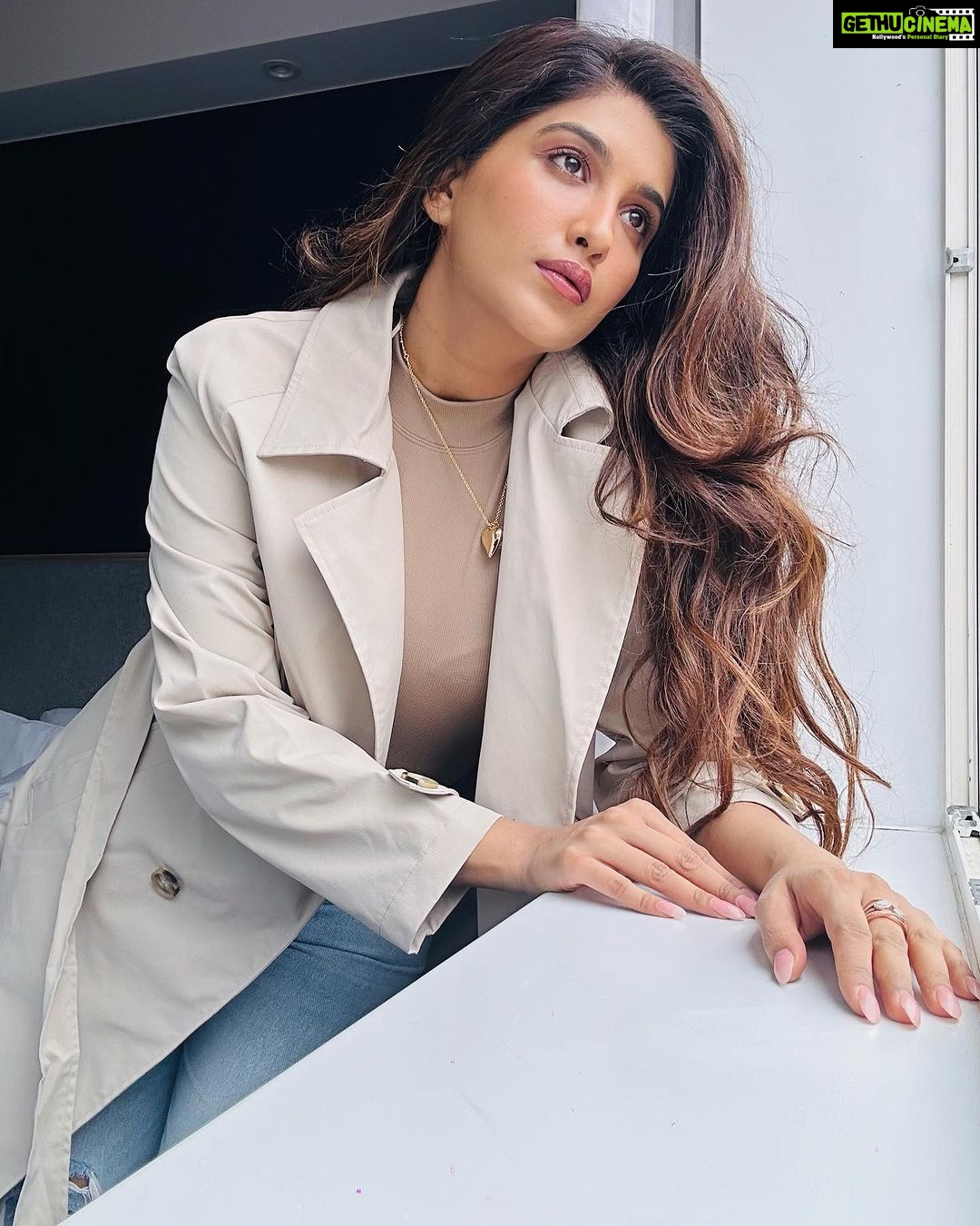 Nimrit Kaur Ahluwalia Instagram - golden hour.