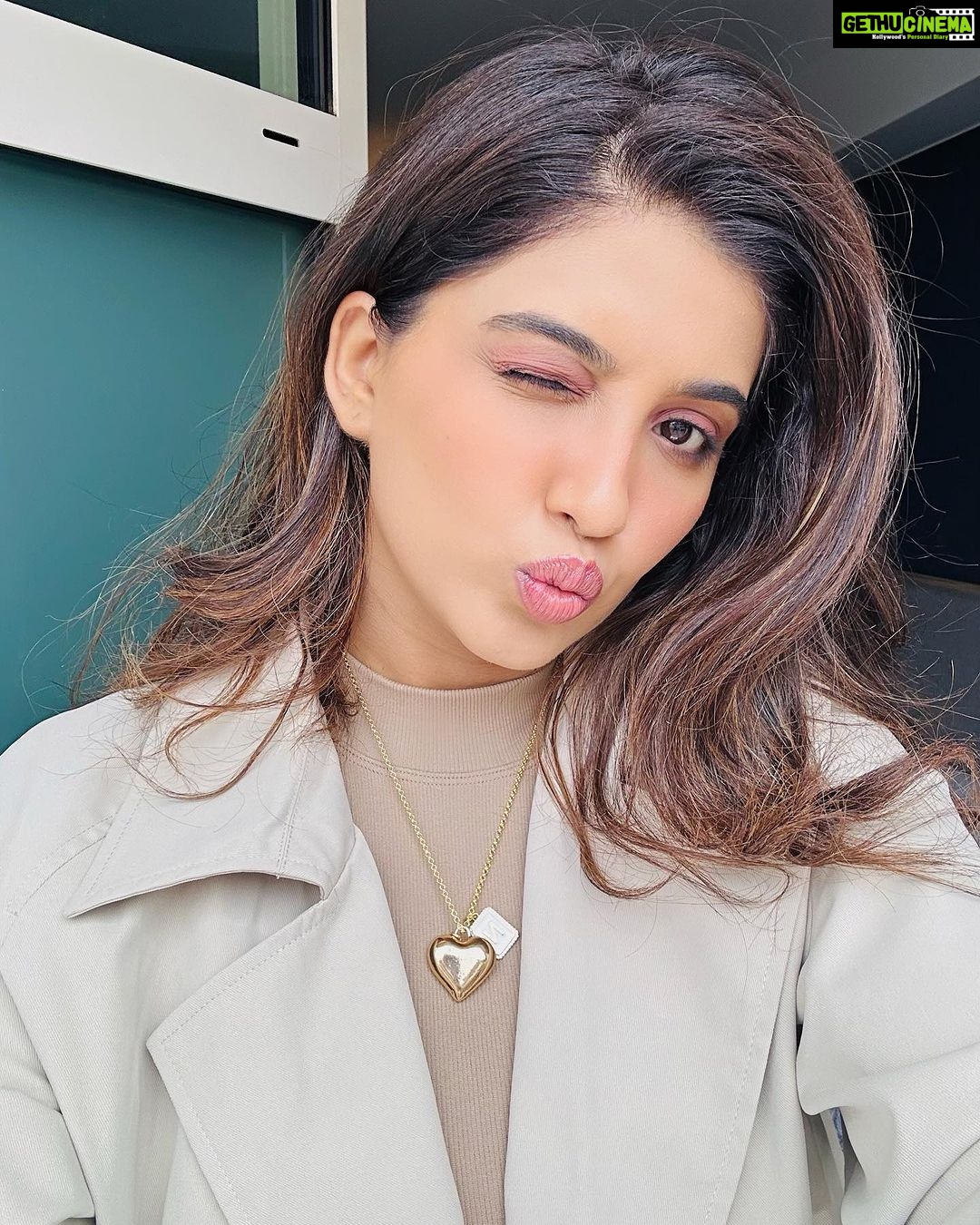 Nimrit Kaur Ahluwalia Instagram - golden hour.