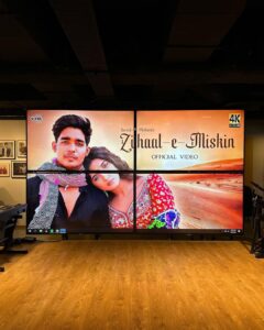 Nimrit Kaur Ahluwalia Instagram - A big thank you for all the love 🫶🏼
#zihaalemiskin 
#trendingallover 

@javedmohsin_official @shreyaghoshal @vishalmishraofficial @rohittt_09_  @kunaalvermaa @vyrloriginals @dhruwal.patel @jigarmulani @the2studios 

Styled By: @natashaabothra 
With: @mausmi_mitra_ @_alishamistry_
Intern:  @viiddz
Outfit: @ahummingway @ahummingwayatelier
Rings & Bangles:  @diora.india
Shoes: @augusthaofficial 
MakeUp By: @amitrajput_mua 
Hair By: @poojadas679