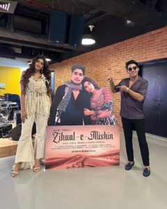 Nimrit Kaur Ahluwalia Instagram - A big thank you for all the love 🫶🏼
#zihaalemiskin 
#trendingallover 

@javedmohsin_official @shreyaghoshal @vishalmishraofficial @rohittt_09_  @kunaalvermaa @vyrloriginals @dhruwal.patel @jigarmulani @the2studios 

Styled By: @natashaabothra 
With: @mausmi_mitra_ @_alishamistry_
Intern:  @viiddz
Outfit: @ahummingway @ahummingwayatelier
Rings & Bangles:  @diora.india
Shoes: @augusthaofficial 
MakeUp By: @amitrajput_mua 
Hair By: @poojadas679