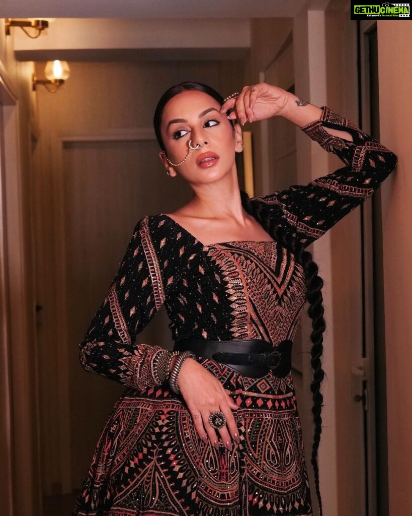 Nitibha Kaul Instagram - One for the books ✨ Wearing the OG @ritukumarhq for her stellar comeback show at Day 2 of @fdciofficial Indian Couture Week 🖤 Bracelets & Rings @sangeetaboochra Nath @suhana_art_and_jewels Braid @dolcy.in Styling @xhrexhth Clicked by @focal.studios Makeup by me @ri_ritukumar @quirkbrandconsulting @varunpratap_ #ICW23 #RituKumarLabel #CoutureWeek #IndianFashion #NKStyles #Fashion #Explore