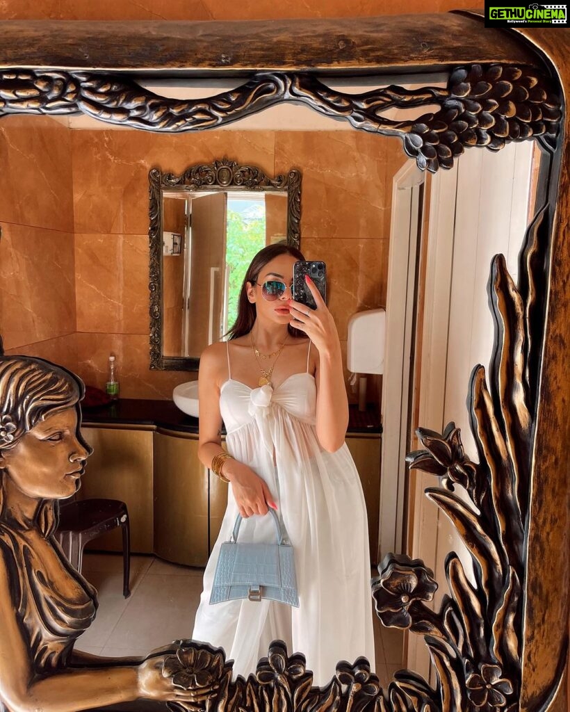 Nitibha Kaul Instagram - Sundaying 💙 #SundayOOTD #WhiteParty #SummerStyle #NKStyles Delhi, India