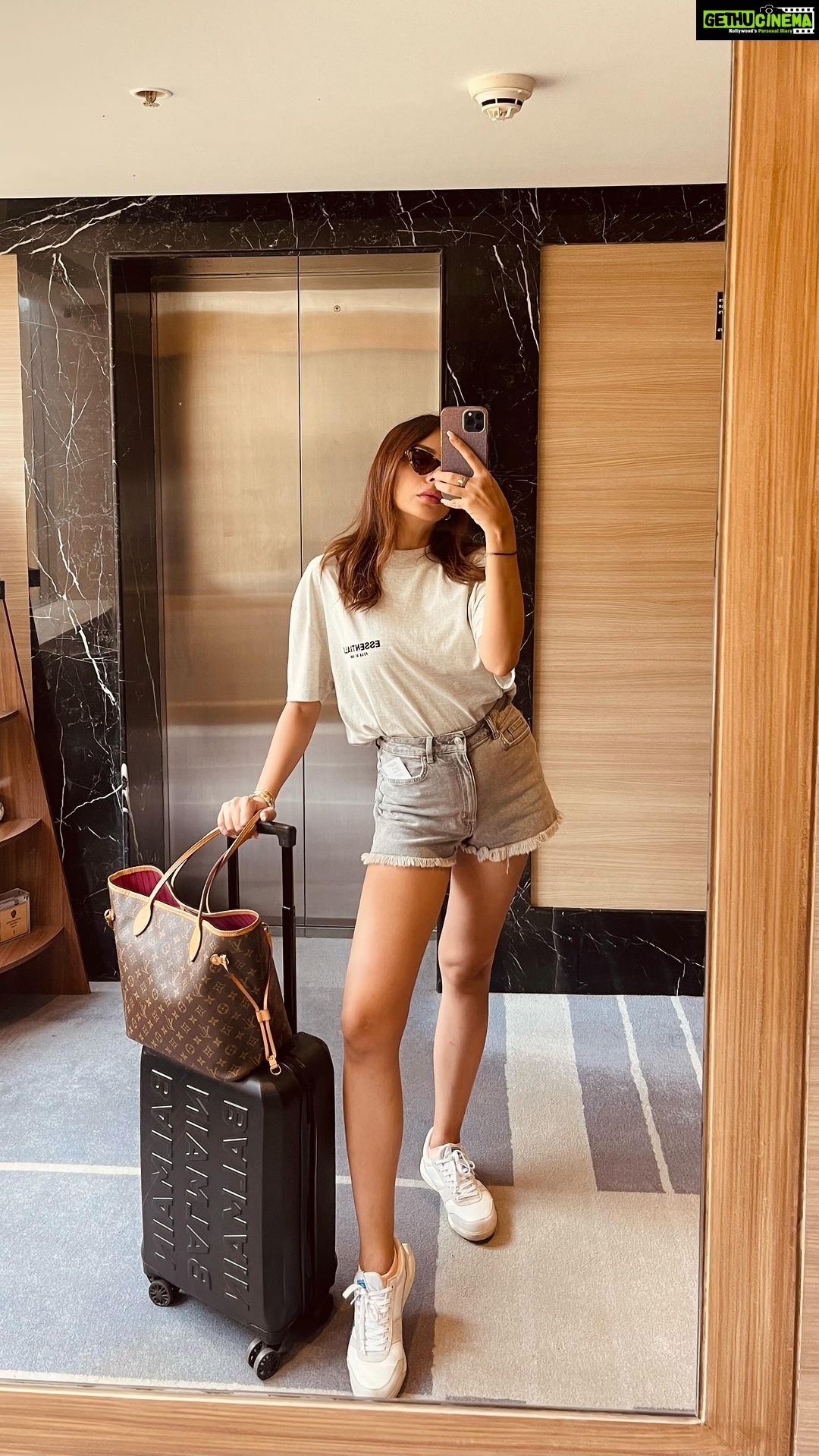 Nitibha Kaul Instagram - My no nonsense makeup removing/cleansing routine. Products used: @clinique_in Take The Day Off Balm- Charcoal @biodermaindia Sensibio H2O Micellar Water @biodermaindia Sebium Gel Moussant Actif Intense Purifying Cleansing Foaming Gel @cerave.in Foaming Facial Cleanser- Normal to oily skin Nightwear @dawnanddusk.co #Skincare #CleansingRoutine #SkincareRoutine #NKSkin #Bioderma #Clinique #MakeupRemoval #AcneProneSkincare #NotSponsored
