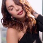 Nitibha Kaul Instagram - Excessive coloring always leaves my hair dull and weak. I recently tried the 3-step Tresemme Bond Strength range regime and my hair breakage has reduced drastically and the tresses feel so much stronger 💪 For a good hair day, every day, you have to try this range 😍 #TRESemme #TRESemmeIndia #SalonAtHome #Hairstyling #Haircare #HairDamage #Shampoo #Conditioner #HairTreatement #5MinRepairTreatment #5MinRepair #BondStrength #ad