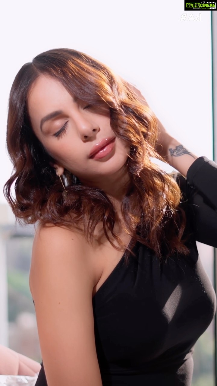 Nitibha Kaul Instagram - Excessive coloring always leaves my hair dull and weak. I recently tried the 3-step Tresemme Bond Strength range regime and my hair breakage has reduced drastically and the tresses feel so much stronger ๐ช For a good hair day, every day, you have to try this range ๐ #TRESemme #TRESemmeIndia #SalonAtHome #Hairstyling #Haircare #HairDamage #Shampoo #Conditioner #HairTreatement #5MinRepairTreatment #5MinRepair #BondStrength #ad