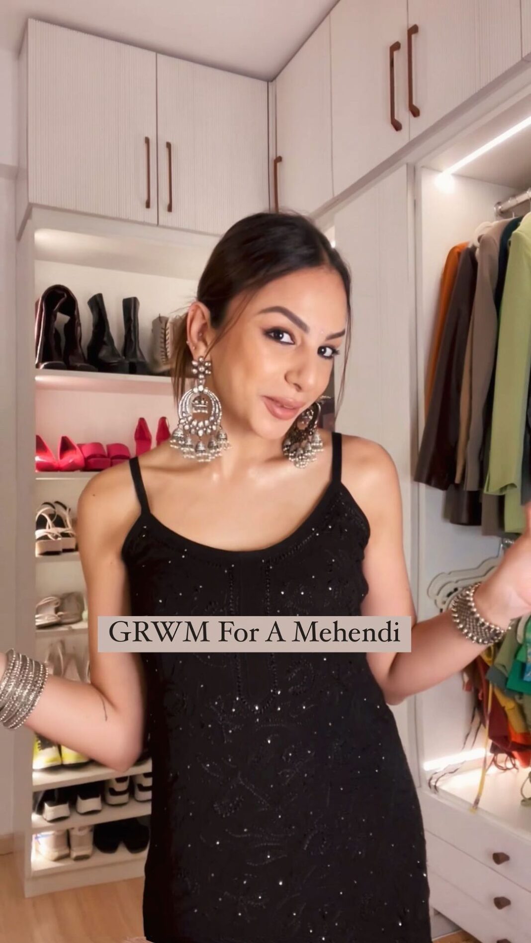 Nitibha Kaul Instagram - 🖤Quick n Easy Summer Mehendi GRWM 🖤 Products Used: @lorealparis Infallible Concealer @trysugar Bronzer @clinique_in Black Honey Lip Balm @diorbeauty eyeshadow palette @anastasiabeverlyhills_india satin lipstick- Praline Earrings @suhana_art_and_jewels Bag @bageasy_official #GRWM #IndianWeddingGuest #WeddingGuest #BlackKurta #SilverJewellery #MehendiLook #SummerWeddingLook
