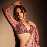 Nitibha Kaul Instagram - Dug deep & found gold (in my library) Shoot for @culturedwedding Managing Editor: @yadav_manjeet Business Head: @divyanijain1925 Outfit: @bydivyaaggarwal Jewellery: @agarwalcompany Stylist: @meghakhandelwal_ Makeup: @mua_shraddhanand Photographer: @shutterstrings Location: @pullmannewdelhiaerocity Artist Manager: @aaayeshamehta PR Manager: @sanikatulsian
