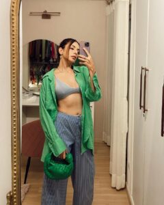 Nitibha Kaul Instagram - About last night 💚💙

Outfit @zara 
Bag @newbottega 

#OOTD #WhatIWore #FitCheck #CasualFashion #RelaxedFit