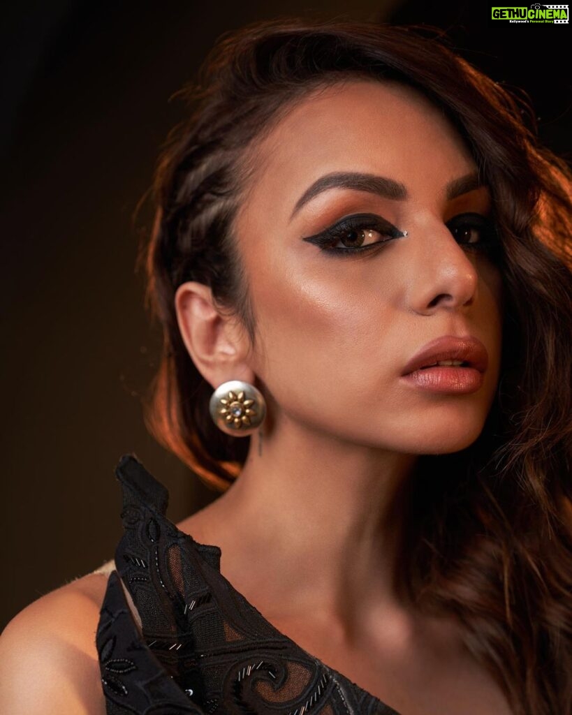 Nitibha Kaul Instagram - When @sangeetaboochra asked me what the inspiration would be for my jewellery collection- I knew it had to represent the DIVINE FEMININE & not just one side of it- every single attribute that defines a woman, which is why I named the collection “Vividh”- diverse & beautifully so ✨ Black has always been a color that stands for power, mystery & desire & this video depicts a woman who truly embraces that side of her persona. All while highlighting how beautiful this jewelry looks on all skin tones while helping you be the most authentic, sexy & powerful version of yourself 🖤 The collection is live on www.sangeetaboochra.com Photography @amanwithfilms Styling and Art Direction @egowaali NK Makeup @mehulbodh HMU @pallavidevika Cinematographer @sourabhgrover Outfit @geishadesigns #SBxNK #NitibhaKaul Black #Power #WomenEmpowerment #PowerfulWomen #DarkDesire #DarkAesthetic #AllBlack #SilverJewellery #GraphicEyeliner #BlackLove #Inclusive