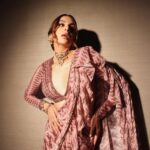 Nitibha Kaul Instagram - Dug deep & found gold (in my library) Shoot for @culturedwedding Managing Editor: @yadav_manjeet Business Head: @divyanijain1925 Outfit: @bydivyaaggarwal Jewellery: @agarwalcompany Stylist: @meghakhandelwal_ Makeup: @mua_shraddhanand Photographer: @shutterstrings Location: @pullmannewdelhiaerocity Artist Manager: @aaayeshamehta PR Manager: @sanikatulsian