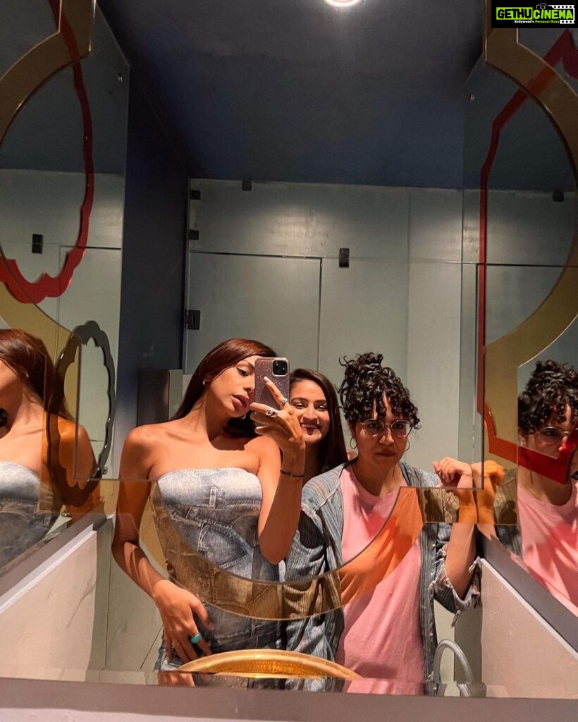 Nitibha Kaul Instagram - Dump from last night’s din w the girls Wolf Delhi
