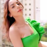 Nitibha Kaul Instagram - #AD I am in love with Garnier’s Virtual Try-On Tool and its my go to for hair color shade selection. Virtually try various shades and find the perfect hair color shade for yourself, that too at a click of a button. With a user-friendly interface, Garnier Virtual Try-On Tool offers a seamless experience to everyone with different hair types and textures. Make sure you do it in a well-lit room and if using a picture use a clean, filter free picture with balanced lighting! ✅Head to Garnier’s website ✅Hair color section ✅Select the Virtual Try-On Tool ✅Choose to either upload a picture or do a live try on ✅Select the preferred option and find your perfect shade! #VirtualTryonwithGarnier! @garnierindia