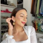 Nitibha Kaul Instagram - Makeup therapy with @typebeautyinc 💖 Get the fresh summer look with me using skincare infused makeup, a sun-kissed look that lasts all day! Watch on for my favorites from the brand ☺️ Products used: Get Even Serum Foundation Soak It Lipstick Light Up Lipstick Get Even Dual Smudge Stick Soak It Lip Lustre #typebeautyinc #indianskin #skincareinfused #makeupthatdoesmore #grwm #summermakeup #grwmmakeup