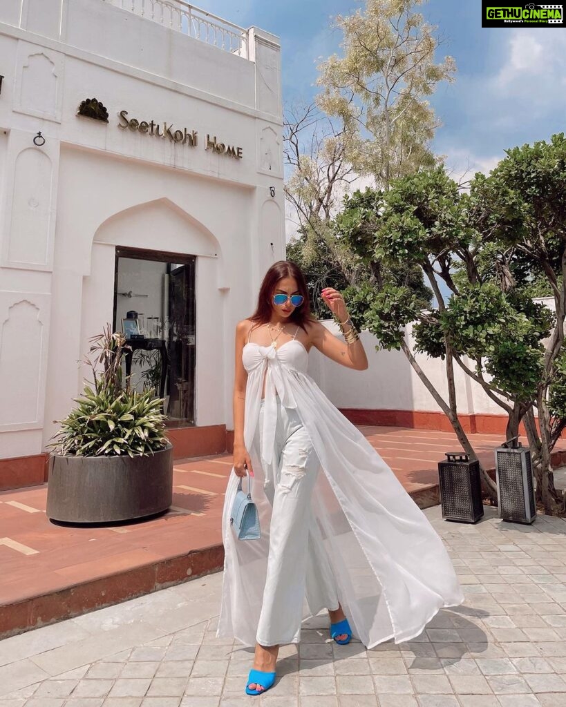 Nitibha Kaul Instagram - Sundaying 💙 #SundayOOTD #WhiteParty #SummerStyle #NKStyles Delhi, India