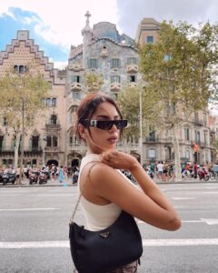 Nitibha Kaul Instagram - 24 hours in Barca 🤎

#TravelGram #NKInBarcelona #NKsHotGirlSummer #Barcelona #StreetStyle