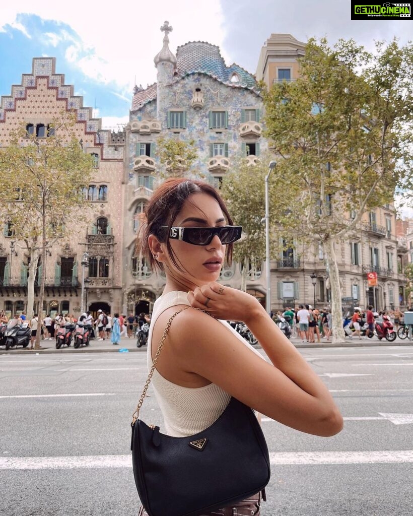 Nitibha Kaul Instagram - 24 hours in Barca 🤎 #TravelGram #NKInBarcelona #NKsHotGirlSummer #Barcelona #StreetStyle Barcelona, Spain