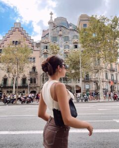 Nitibha Kaul Instagram - 24 hours in Barca 🤎

#TravelGram #NKInBarcelona #NKsHotGirlSummer #Barcelona #StreetStyle