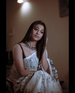 Paoli Dam Instagram - II একেলা রই অলসমন, নীরব এই ভবনকোণ,
 ভাঙিলে দ্বার কোন্‌ সে ক্ষণ অপরাজিত ওহে ll
.
.
.
.
#portrait #portraitphotography #sepiatone #photoshoot #favoriteone #lookoftheday #sareelove #blackandwhite #newpost #sareeaddict #instagood #instapost #instagram #instafit #paolidam #paolidamofficial