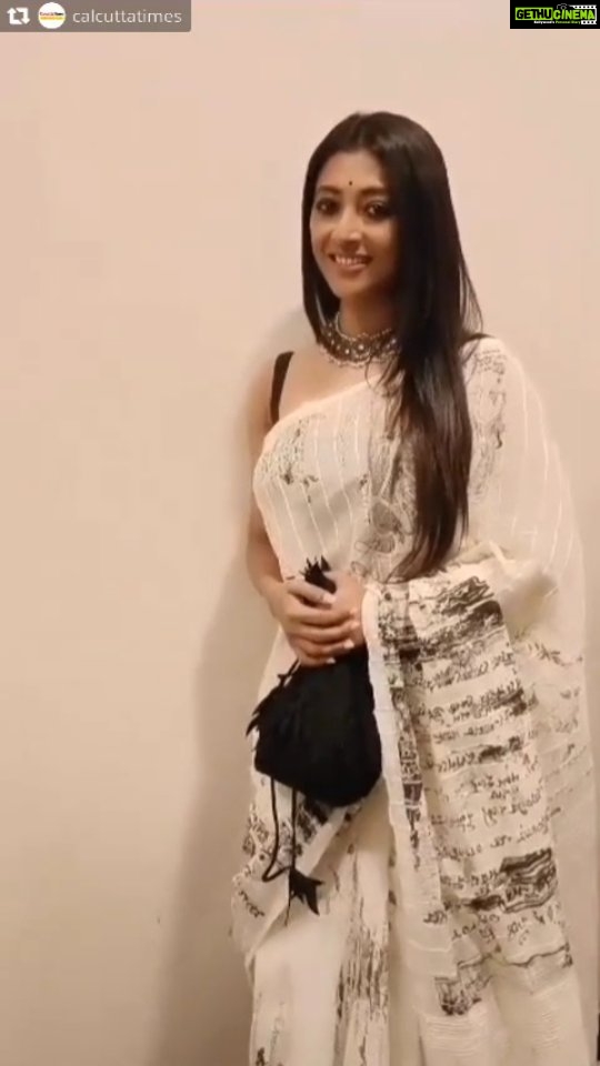 Paoli Dam Instagram - What exactly was I saying by the way ? একটু সরে বসুন ? 😉😋 #Repost @calcuttatimes We can’t get enough of Paoli Dam’s charm! She stuns in a gorgeous white and black saree! #ektusoreboshun #pashapashi #reels #reelsinsta #repost #postoftheday #Tollywood #tollywoodactress #fashion #ethnicwear #actorslife #rotd #trendingaudio #instagood #instagram #paolidam #paolidamofficial