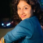 Paridhi Sharma Instagram – रूह देखी है? 
कभी रूह को महसूस किया है? 
जागते जीते हुए दूधिया कोहरे से लिपट कर 
साँस लेते हुए उस कोहरे को महसूस किया है? 

या शिकारे में किसी झील पे जब रात बसर हो 
और पानी के छपाकों में बजा करती हैं टुल्लियाँ 
सुबकियाँ लेती हवाओं के भी बैन सुने हैं? 

चौदहवीं-रात के बर्फ़ाब से इक चाँद को जब 
ढेर से साए पकड़ने के लिए भागते हैं 
तुम ने साहिल पे खड़े गिरजे की दीवार से लग कर 
अपनी गहनाती हुई कोख को महसूस किया है? 

जिस्म सौ बार जले तब भी वही मिट्टी है 
रूह इक बार जलेगी तो वो कुंदन होगी 
रूह देखी है, कभी रूह को महसूस किया है? 
#Gulzar #poem #ruh #inthemoonlightclick #smile #pristine #actress