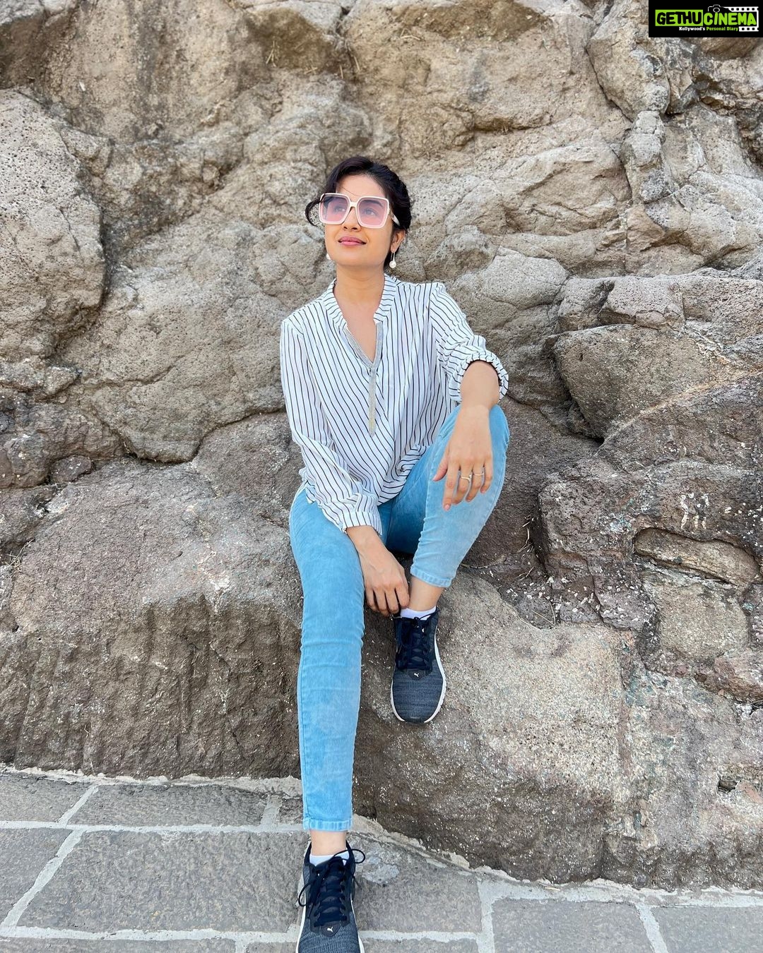 Paridhi Sharma Instagram - Freedom is not worth having if it does not include the freedom to make mistakes. Mahatma Ghandi #thoughtoftheday #freedom #freeyourself #wisdomthoughts #nature #mountains