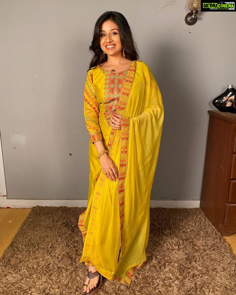 Paridhi Sharma Instagram - Be who you are and say what you feel, because those who mind don't matter and those who matter don't mind. #beyou #bereal #blessedmind #yellow #thoughtoftheday