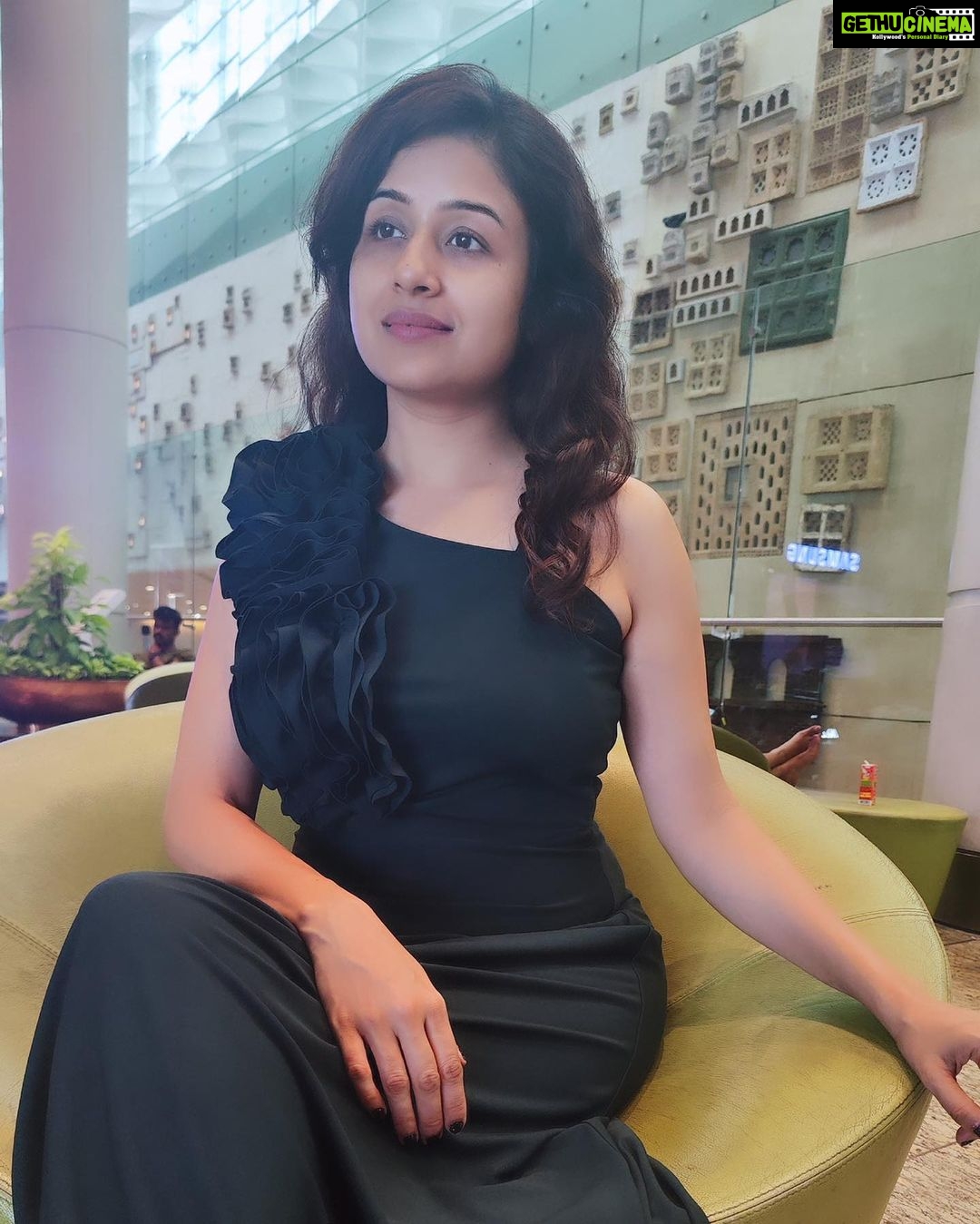 Paridhi Sharma Instagram - Everything you need is within you, the strength, courage and confidence to change your life. You just need to look within yourself and find it. #findyou #green #pose #thought #innerstrenght