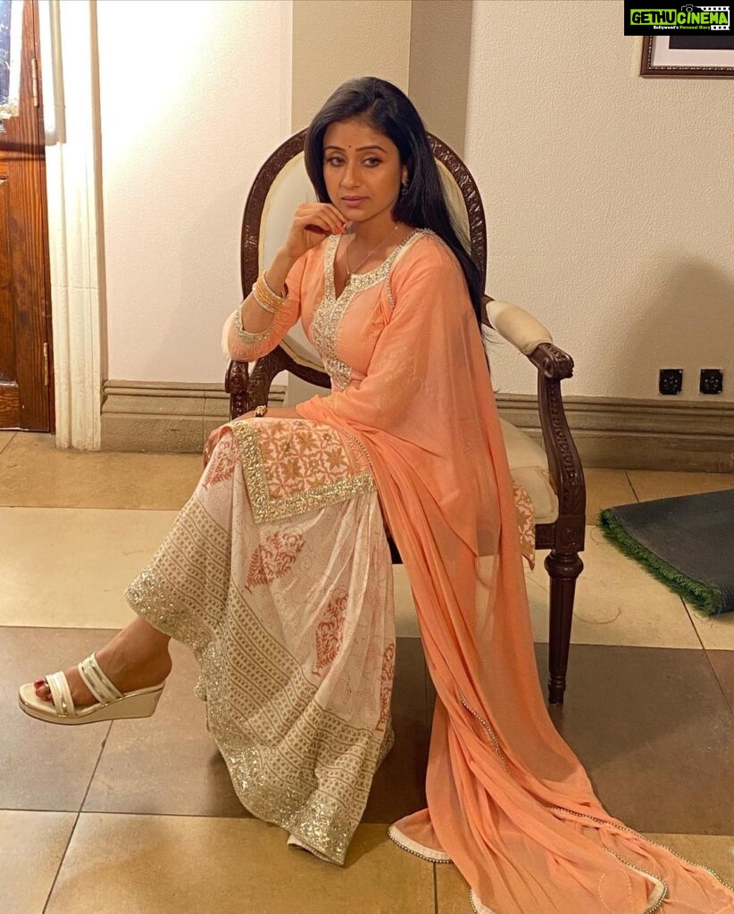 Paridhi Sharma Instagram - It is pointless trying to know where the way leads. Think only about your first step, the rest will come.. #firststep #justtakeit #posing #actress