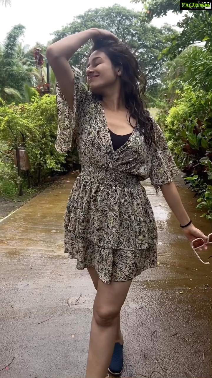 Paridhi Sharma Instagram - Zara zara❤️ #mood #rains #romantic #twirl #inthemusic #feelit #reelit #green