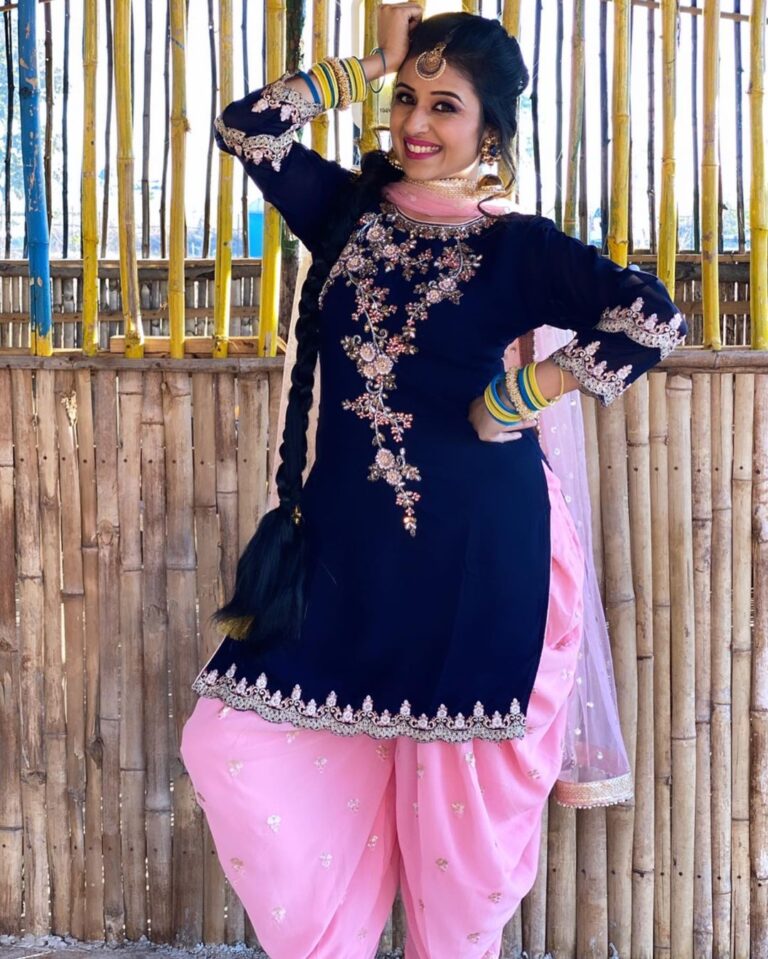Paridhi Sharma Instagram - Happy Vaisakhi 🙏🏻✨ Aap, teh aap ji de parivaar nu vi Baisakhi di lakh lakh vadaiyaa jii.. Wahe Guru Ji sab da bhala karein!!_🌸💓 #happyvaisakhi #celebrationday #punjabivibes #gurunanakdevji #coloursofindia #festival
