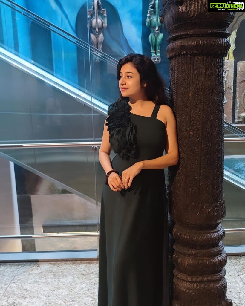 Paridhi Sharma Instagram - Everything you need is within you, the strength, courage and confidence to change your life. You just need to look within yourself and find it. #findyou #green #pose #thought #innerstrenght
