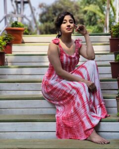 Paridhi Sharma Instagram - No matter how plain a woman may be, if truth and honesty are written across her face, she will be beautiful.
#monday #pink #nature #innerbeauty #pose #instapic