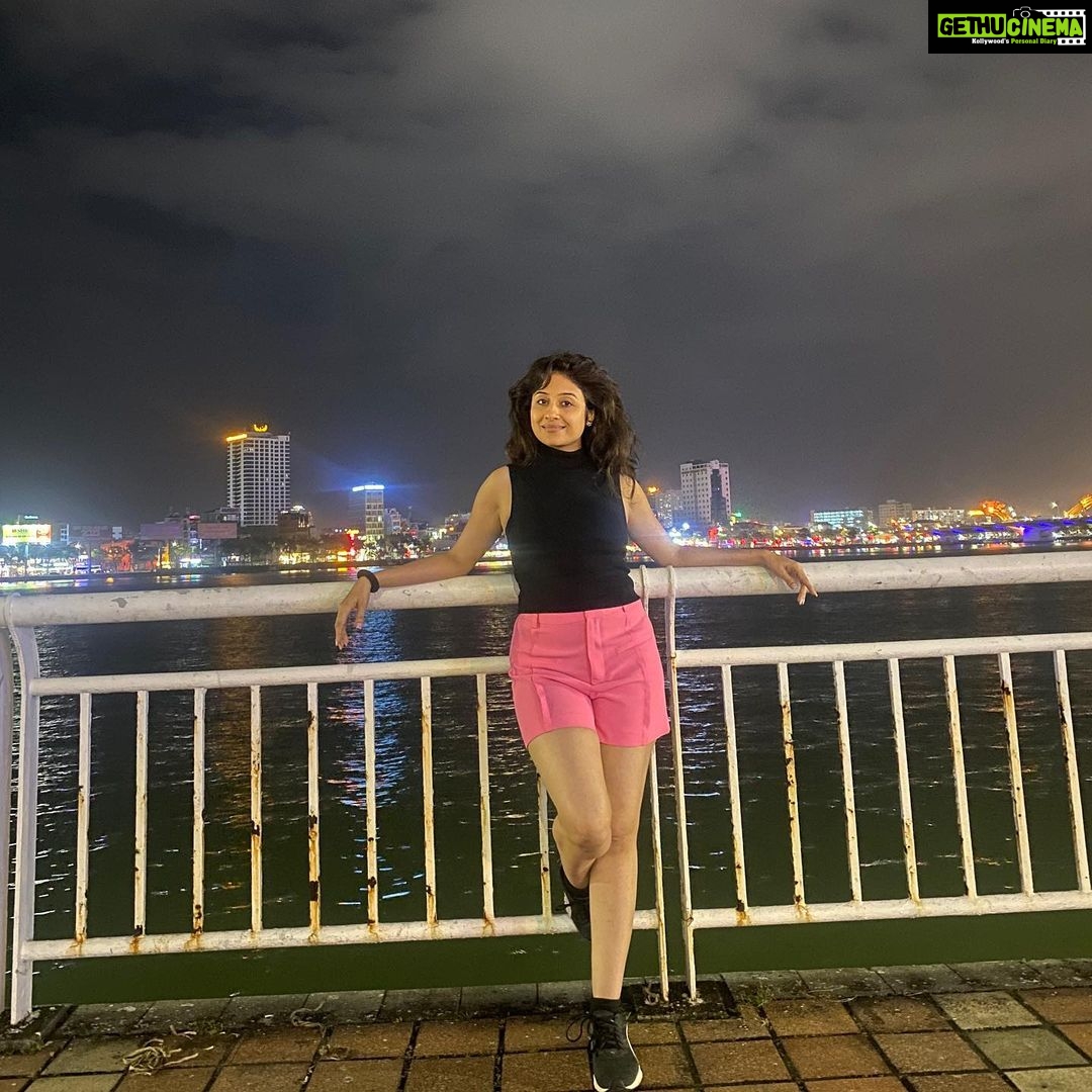 Paridhi Sharma Instagram - A mind that is stretched by a new experience can never go back to its old dimensions... #lifebeyondthoughts #inthedawn #looking #pink #black #justme #nature #vietnamdiary