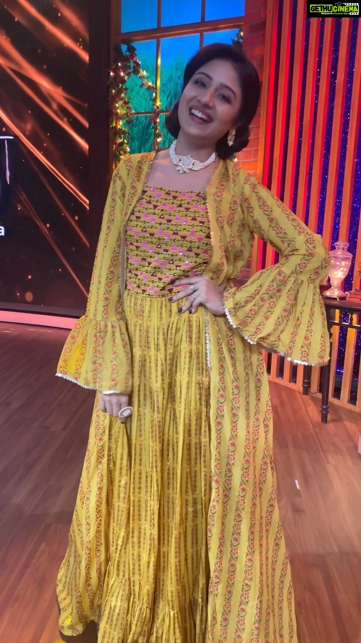 Paridhi Sharma Instagram - Jane kaha mera😀 #yellow #retro #oldsong #mastimood #inthemoment Stylist- @stylebyriyajn Assisted by- @salonitandel_ Outfit - @sochstories Jewellery - @shagnaofficial × @mediatribein Coordinated by- @sixsigmanetworks
