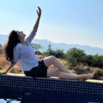 Paridhi Sharma Instagram - Sunkissed by Nature 🌸 #sky #water #breeze #nature #calmness #mybeing #dancing