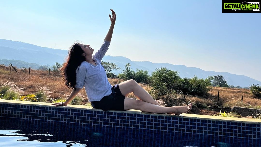 Paridhi Sharma Instagram - Sunkissed by Nature 🌸 #sky #water #breeze #nature #calmness #mybeing #dancing