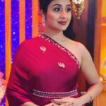 Paridhi Sharma Instagram - एक ही कश्ती के हम सब साथी एक ही मिट्टी के हम सब राही फिर मेरे तेरे में भेद करे क्यों छोटे बड़े में सबको बाटे क्यों छाट दे उन परतो को जो मुझको तुझसे अलग करती है जब सूरज एक, चाँद एक, आसमाँ, गगन, हवा और भाव एक तों क्यों न हो जाए तू और मैं भी, एक..... परिधि #poem #mydiary #thoughts #behuman #oneness #humanity #celebrateoneness #weareone #idealworld #emotions #creation