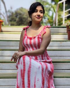 Paridhi Sharma Instagram - No matter how plain a woman may be, if truth and honesty are written across her face, she will be beautiful.
#monday #pink #nature #innerbeauty #pose #instapic