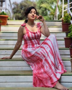 Paridhi Sharma Instagram - No matter how plain a woman may be, if truth and honesty are written across her face, she will be beautiful.
#monday #pink #nature #innerbeauty #pose #instapic